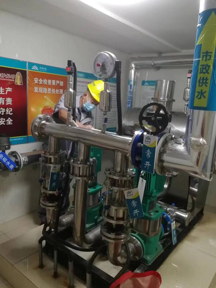 三亿体育济南水务集团二次泵房巡检员:每天路过小区检查供水设施已然成为“习惯”_泉城新闻_大众网(图2) 三亿体育济南水务集团二次泵房巡检员:每天路过小区检查供水设施已然成为“习惯”_泉城新闻_大众网(图2)