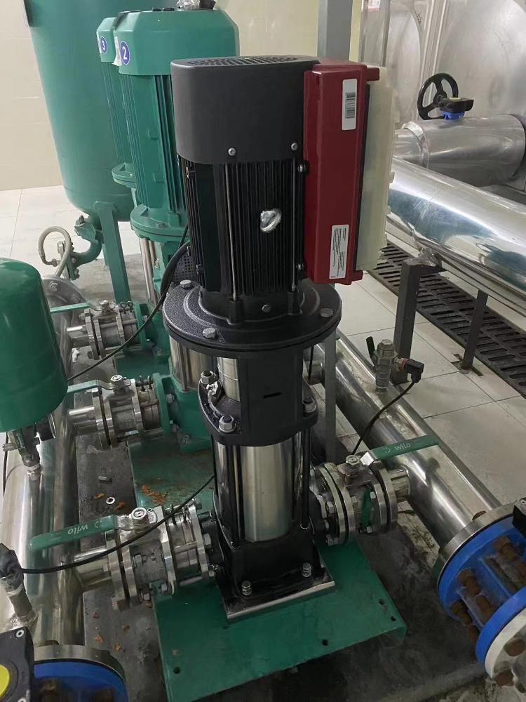三亿体育济南水务集团二次泵房巡检员:每天路过小区检查供水设施已然成为“习惯”_泉城新闻_大众网(图3) 三亿体育济南水务集团二次泵房巡检员:每天路过小区检查供水设施已然成为“习惯”_泉城新闻_大众网(图3)
