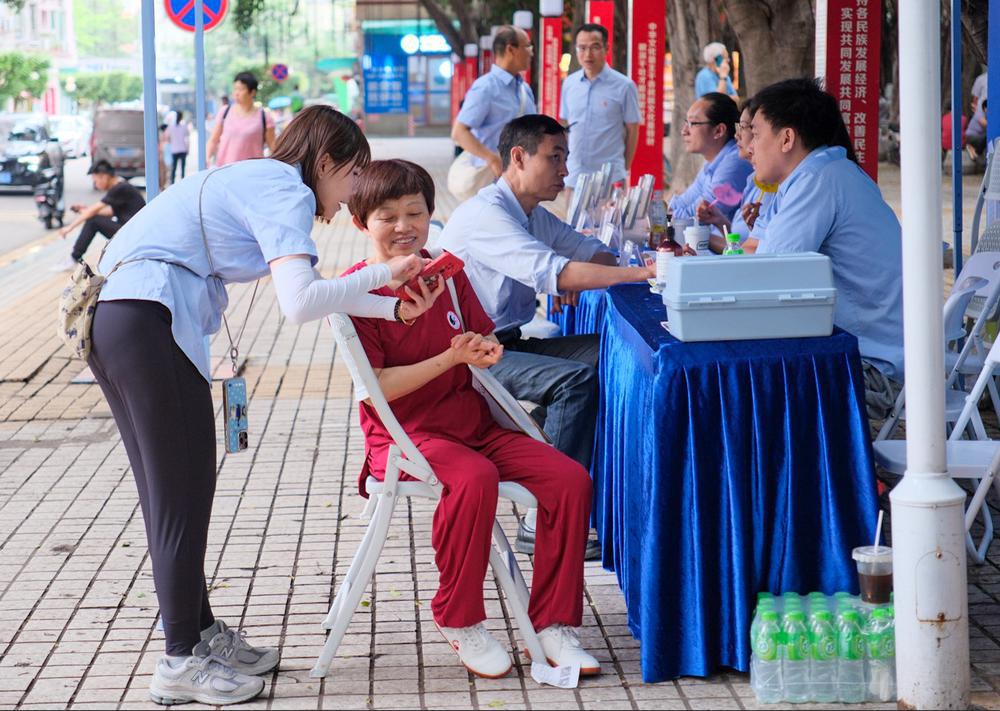 三亿体育供水宣传进社区进商圈广州市民近距离认识自来水从何而来(图3) 三亿体育供水宣传进社区进商圈广州市民近距离认识自来水从何而来(图3)