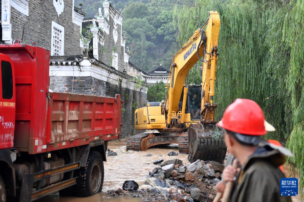 三亿体育湖南祁阳:强降雨后抢险救灾(图3) 三亿体育湖南祁阳:强降雨后抢险救灾(图3)