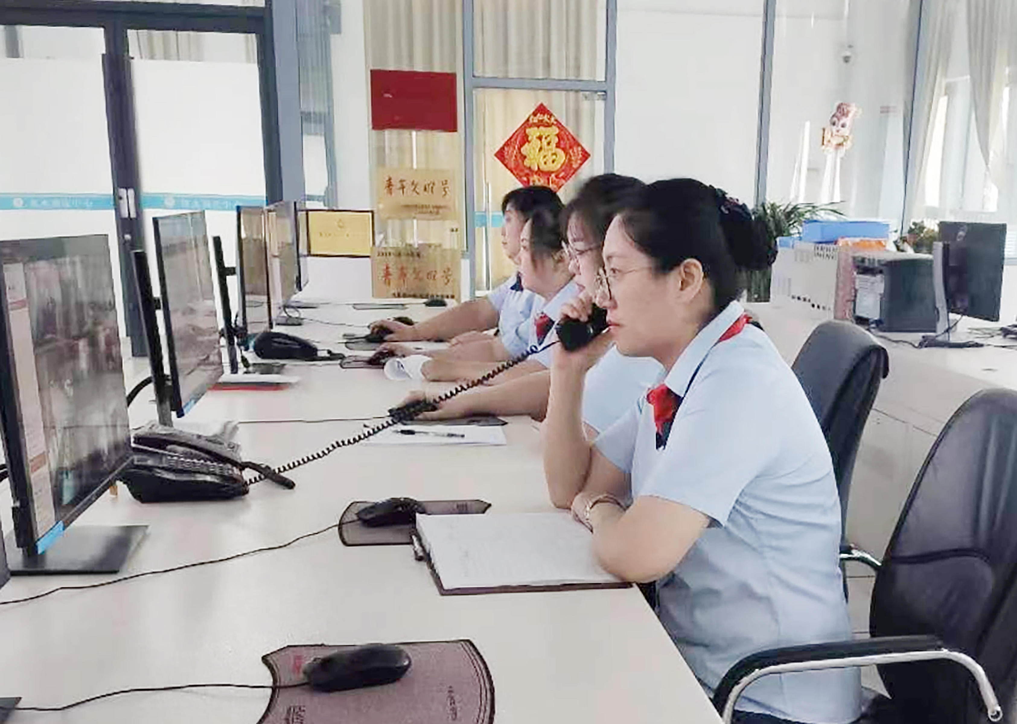 三亿体育国庆假日不停歇坚守岗位护万家 ——市水务集团一线工作人员以初心见担当(图2) 三亿体育国庆假日不停歇坚守岗位护万家 ——市水务集团一线工作人员以初心见担当(图2)