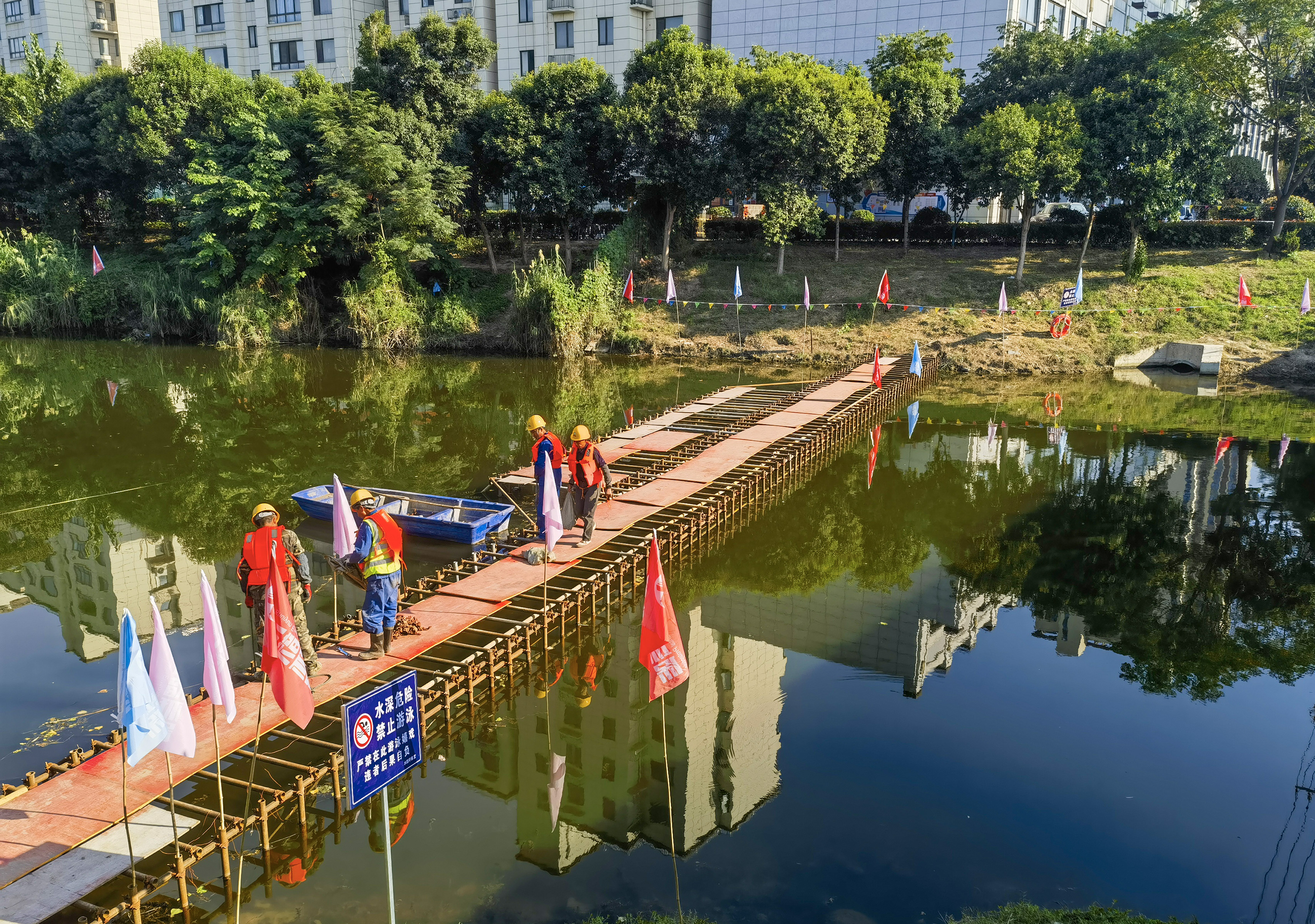 三亿体育国庆假日不停歇坚守岗位护万家 ——市水务集团一线工作人员以初心见担当(图4) 三亿体育国庆假日不停歇坚守岗位护万家 ——市水务集团一线工作人员以初心见担当(图4)