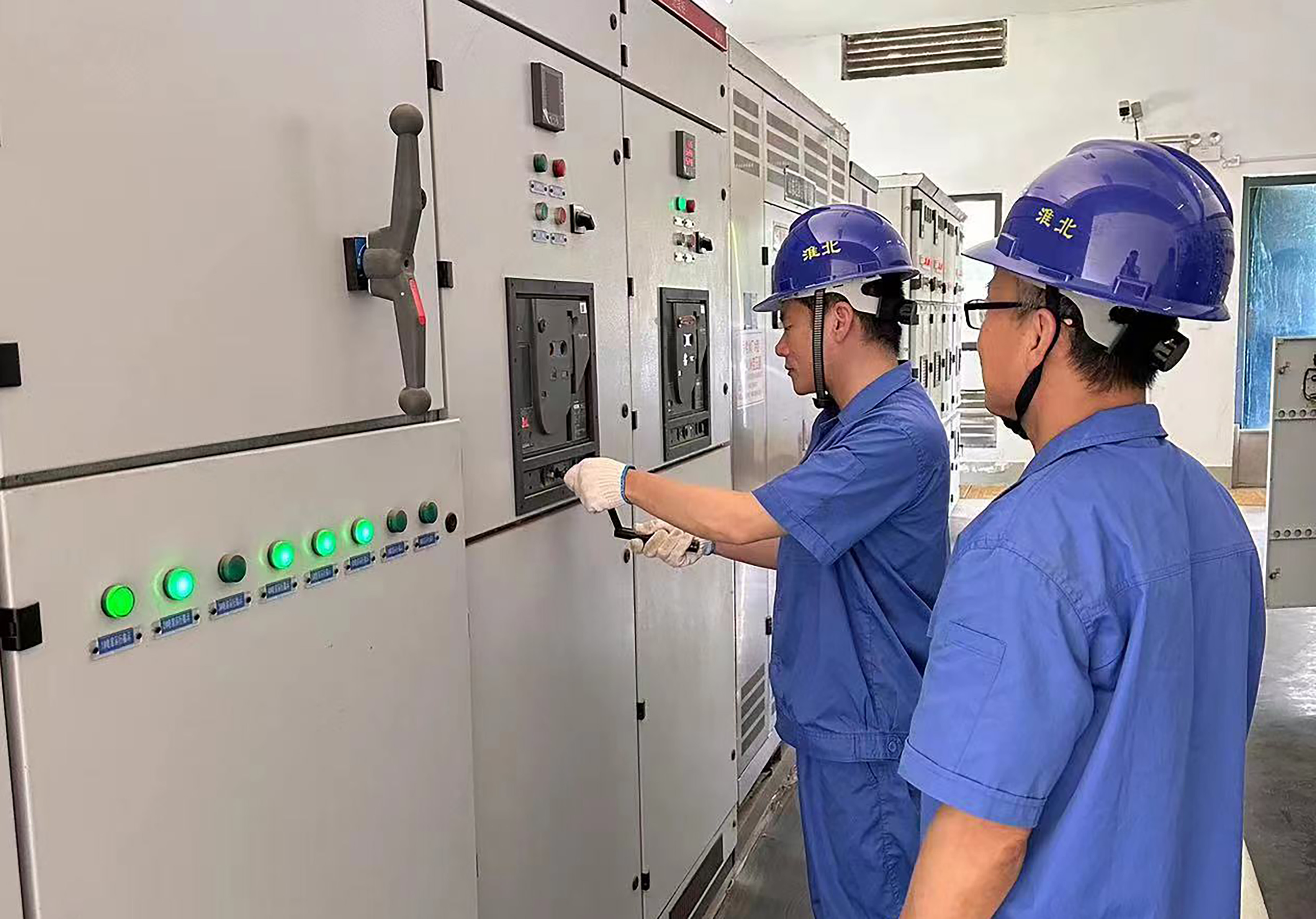 三亿体育国庆假日不停歇坚守岗位护万家 ——市水务集团一线工作人员以初心见担当(图5) 三亿体育国庆假日不停歇坚守岗位护万家 ——市水务集团一线工作人员以初心见担当(图5)