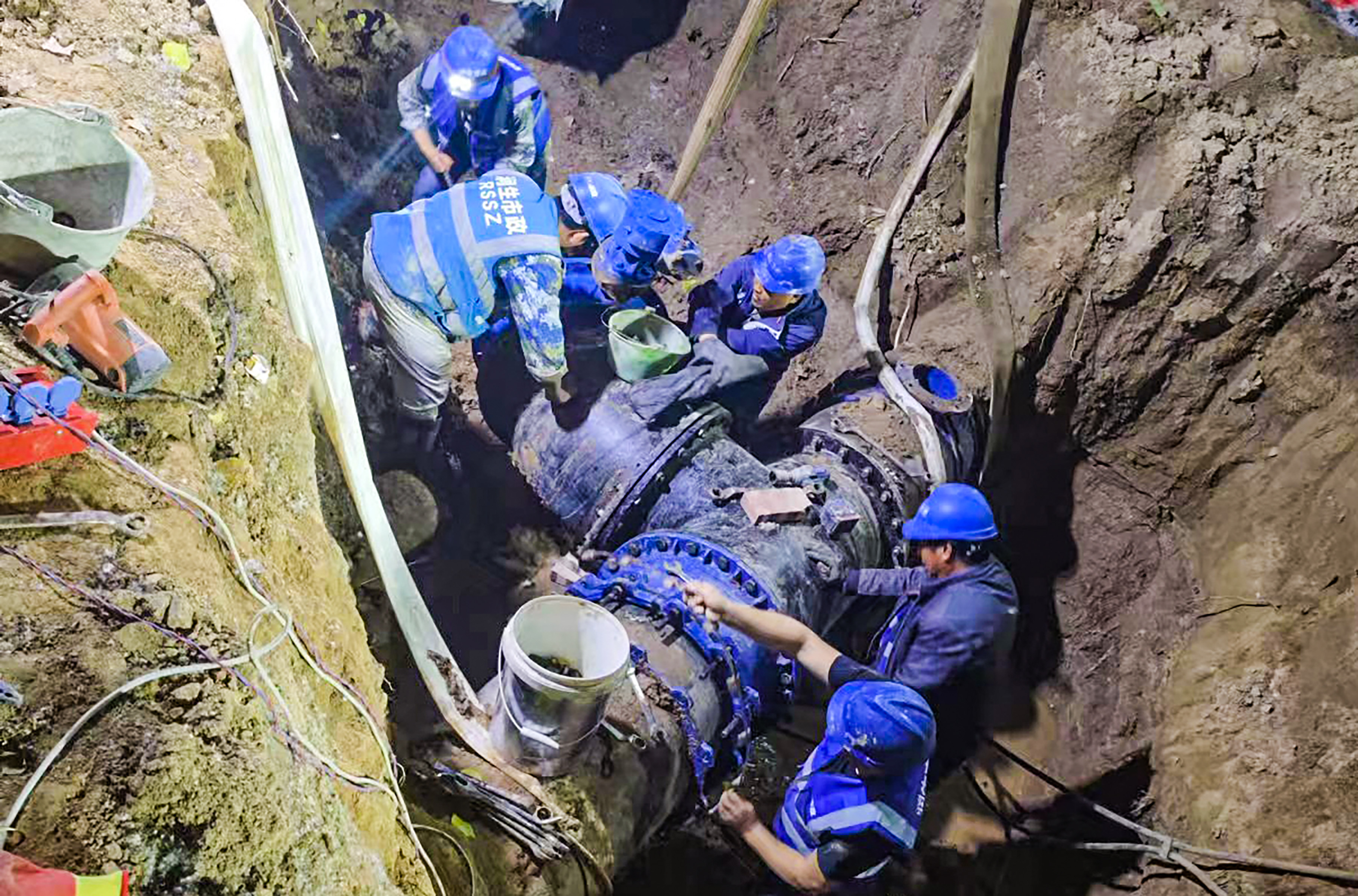 三亿体育国庆假日不停歇坚守岗位护万家 ——市水务集团一线工作人员以初心见担当(图6) 三亿体育国庆假日不停歇坚守岗位护万家 ——市水务集团一线工作人员以初心见担当(图6)
